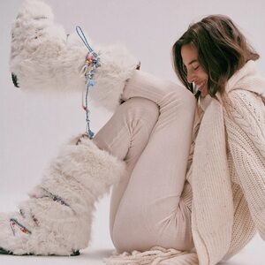 New In Box, Free People Apres Boho All Day Beaded Boots White Faux Fur